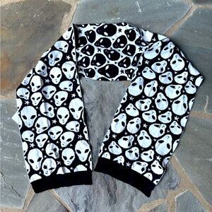 New🌟Urban Outfitters-Alien Scarf